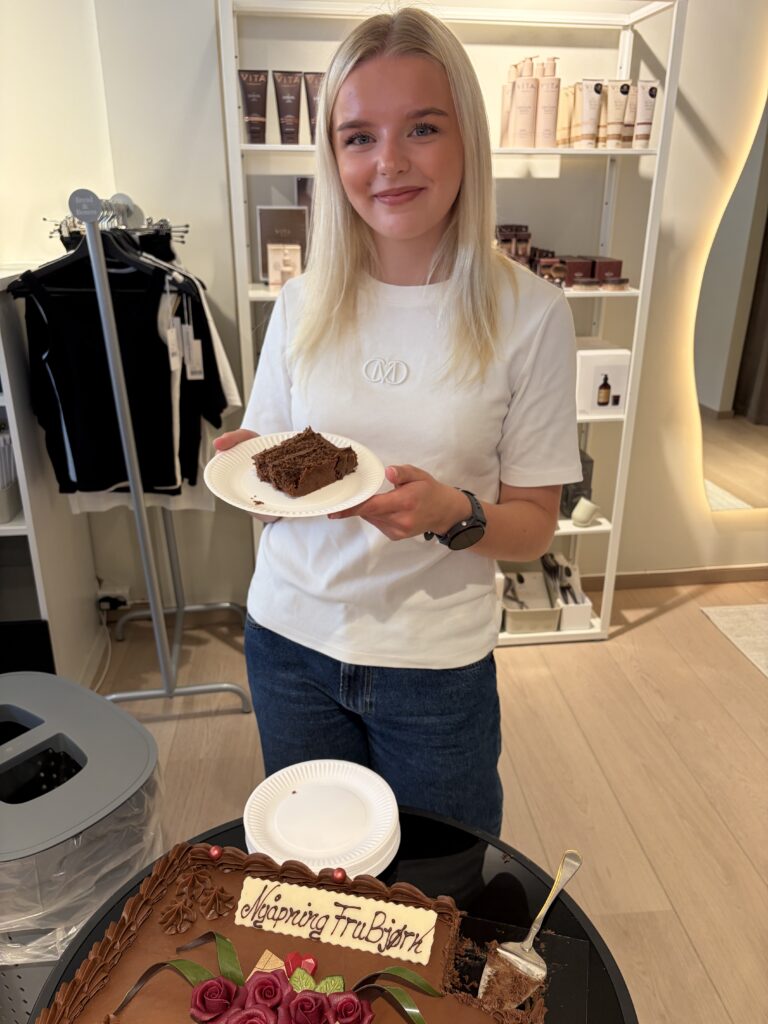 Thea Nupen ønsket gjestene velkommen med kake og velkomstdrikke