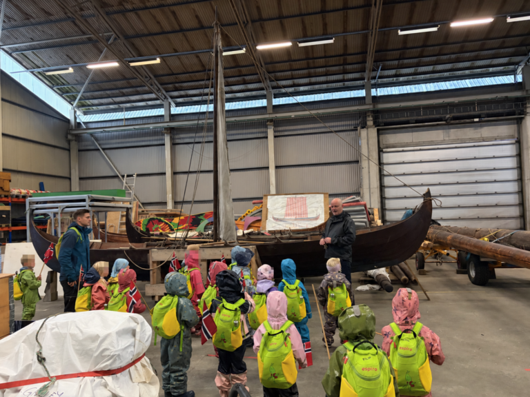 Barn og voksne ved båter og flagg-1